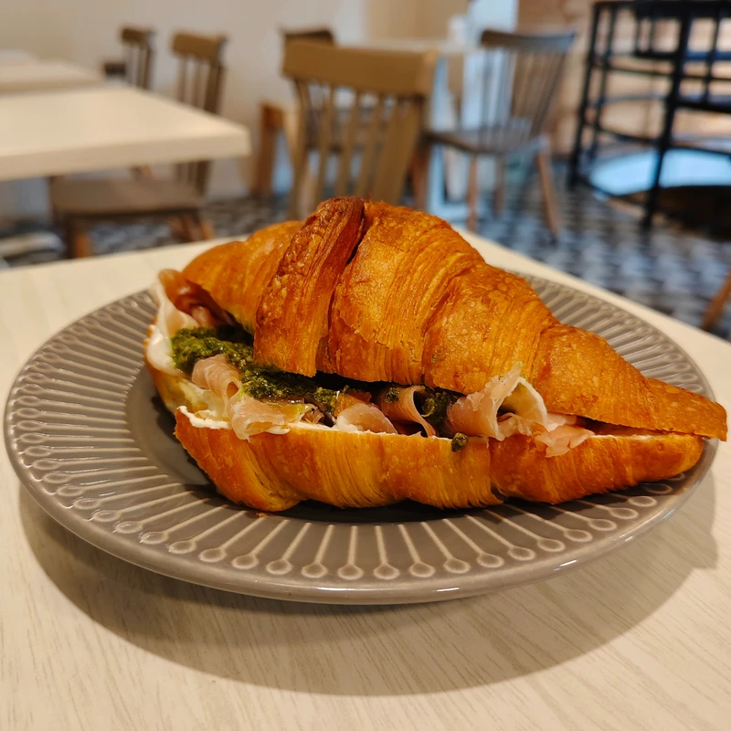 Jamón Serrano, Queso Crema y Pesto