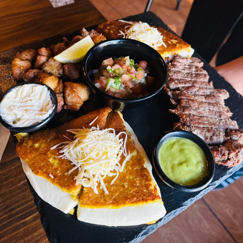 Tabla de Parrilla Dpanas con cachapa (2 personas)